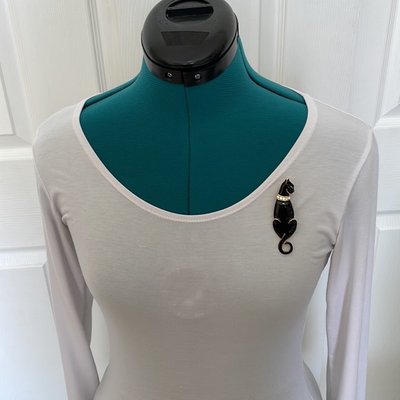 Black and gold tone cat pin - Picture 2 of 4